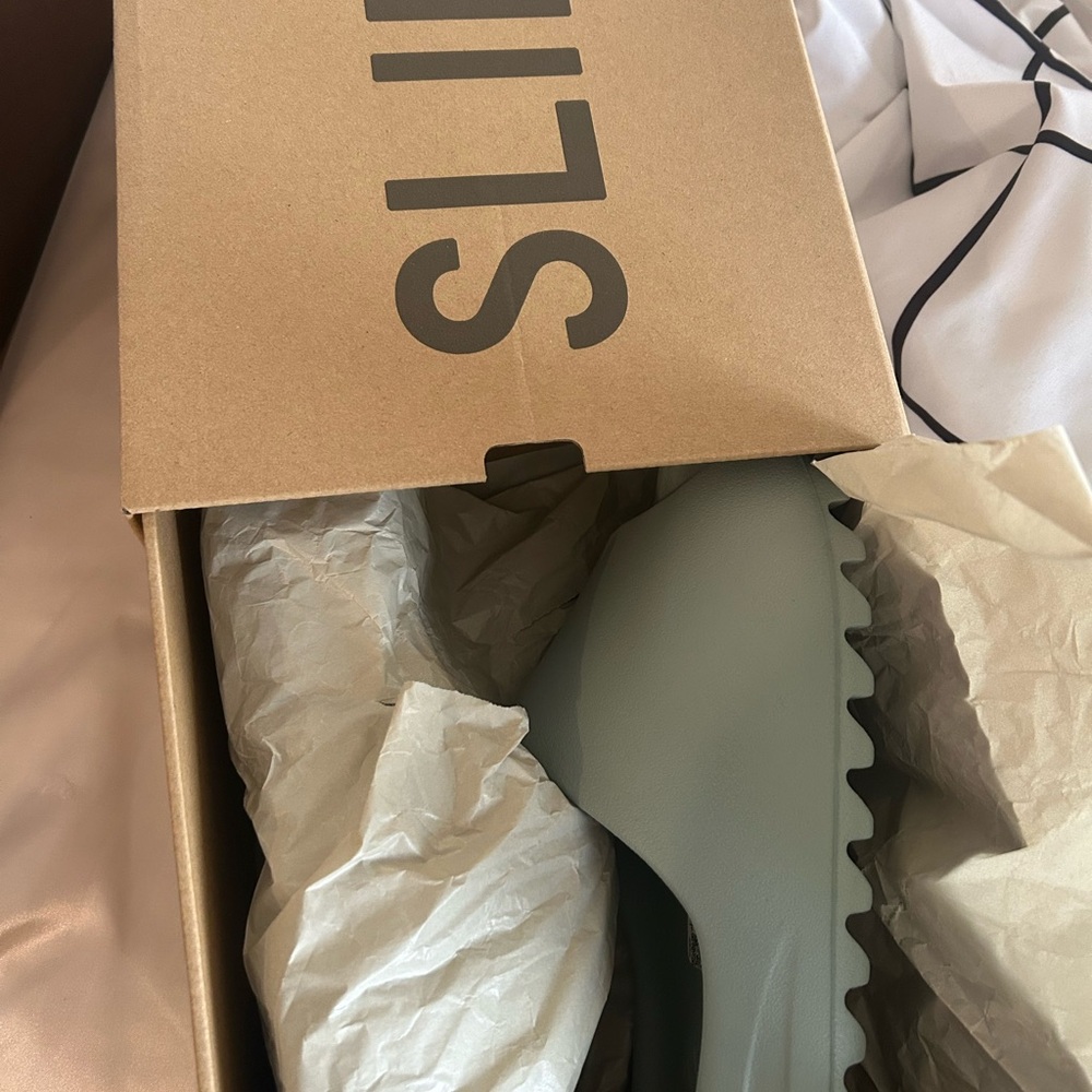 Yeezy Slides - Picture 3 of 4